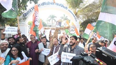 नीट छात्रा कांड में दोषियों को बचाने और सांसद की गिरफ्तारी के खिलाफ कांग्रेस पार्टी का विरोध प्रदर्शन