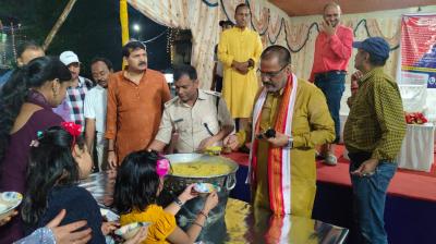 Mahaprasad was distributed by Sarva Dharma Samanyav Durga Puja Committee Sector 12A news in hindi