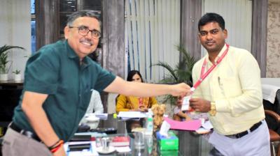 The Deputy Commissioner distributed identity cards among the officials news in hindi