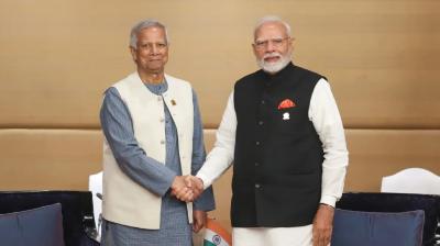 PM Modi meets Bangladesh Chief Advisor Yunus in Bangkok News In Hindi