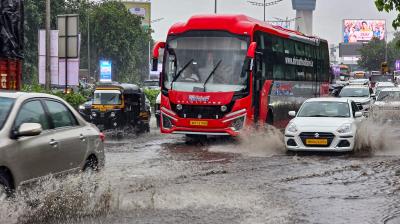 Rain in Mumbai disrupts life, trains, flights affected news in hindi
