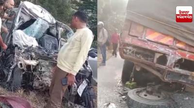 Uttar Pradesh Greater Noida Expressway Car Truck Road Accident news in hindi