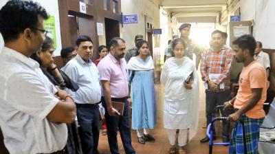 DDC herself reached the lower floor to hear the complaint of accident-hit Krishnakant and listened to his problem news in hindi