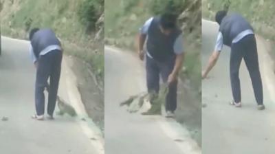 video gone viral on social media in which a Sikh man can be seen cleaning the roads news in hindi