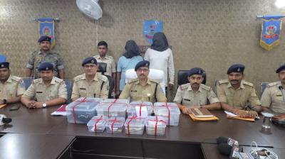 Builder duped of Rs 65 lakh, two arrested News in hindi