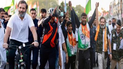Bharat Jodo Yatra moves from Indore to Ujjain, Rahul Gandhi seen riding a bicycle