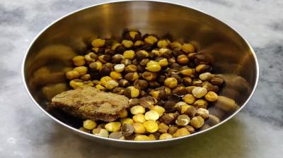 Jaggery and roasted chickpeas are rich in nutrition, know benefits news in hindi