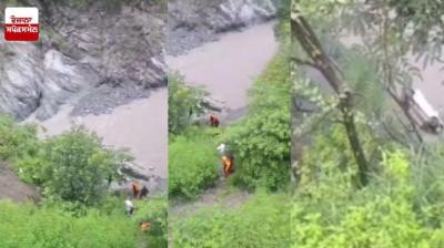 Car fell 200 feet down in Ravi river near Chamba, Himachal Pradesh news in hindi